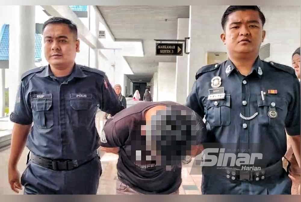 Tertuduh berusia 48 tahun ketika dibawa keluar dari Mahkamah Sesyen di sini, pada Selasa.