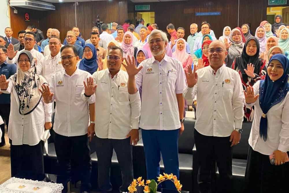Khalid (tiga dari kanan) semasa Majlis Amanat Tahun Baharu KADA 2025 di Kota Bharu pada Selasa.