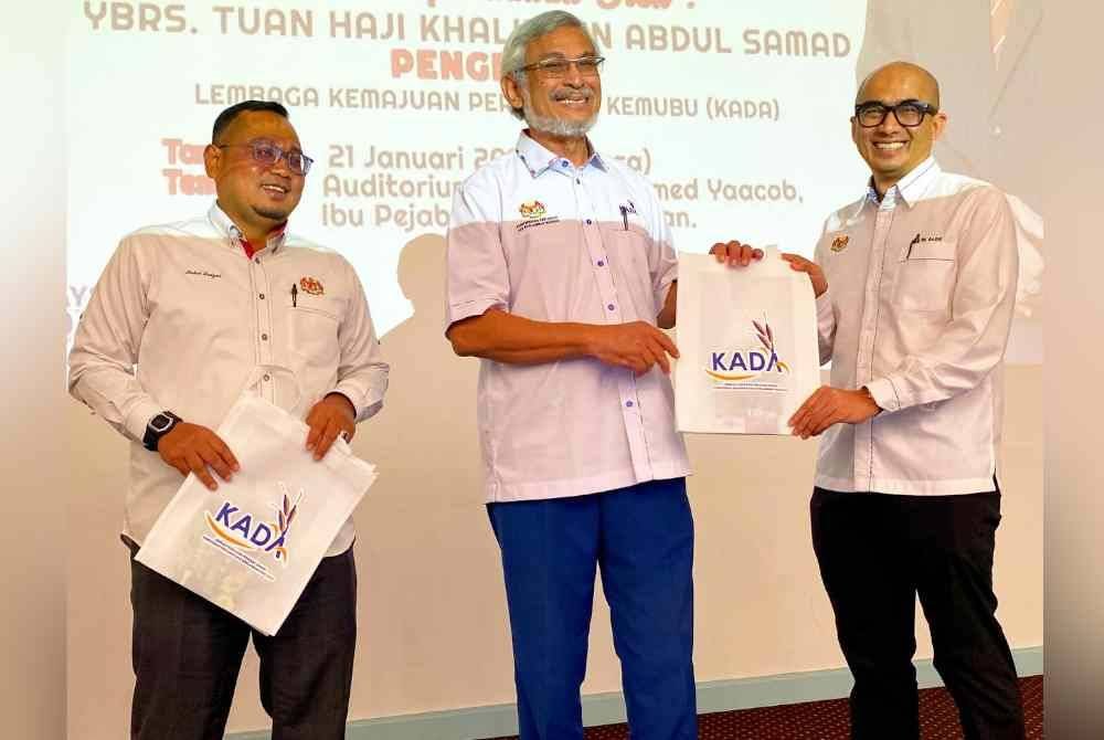 Khalid (tengah) menyampaikan kit pertanian kepada pegawai KADA pada Majlis Amanat Tahun Baharu KADA 2025 di Kota Bharu pada Selasa.