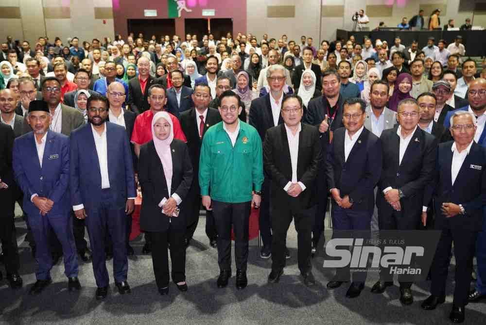 Steven Sim (tengah) bersama Chieng Jen (empat dari kanan) bergambar dengan peserta selepas selesai merasmikan Sidang Kemuncak Keselamatan Dan Kesihatan Pekerja ASEAN 2025. Foto Sinar Harian/ROSLI TALIB