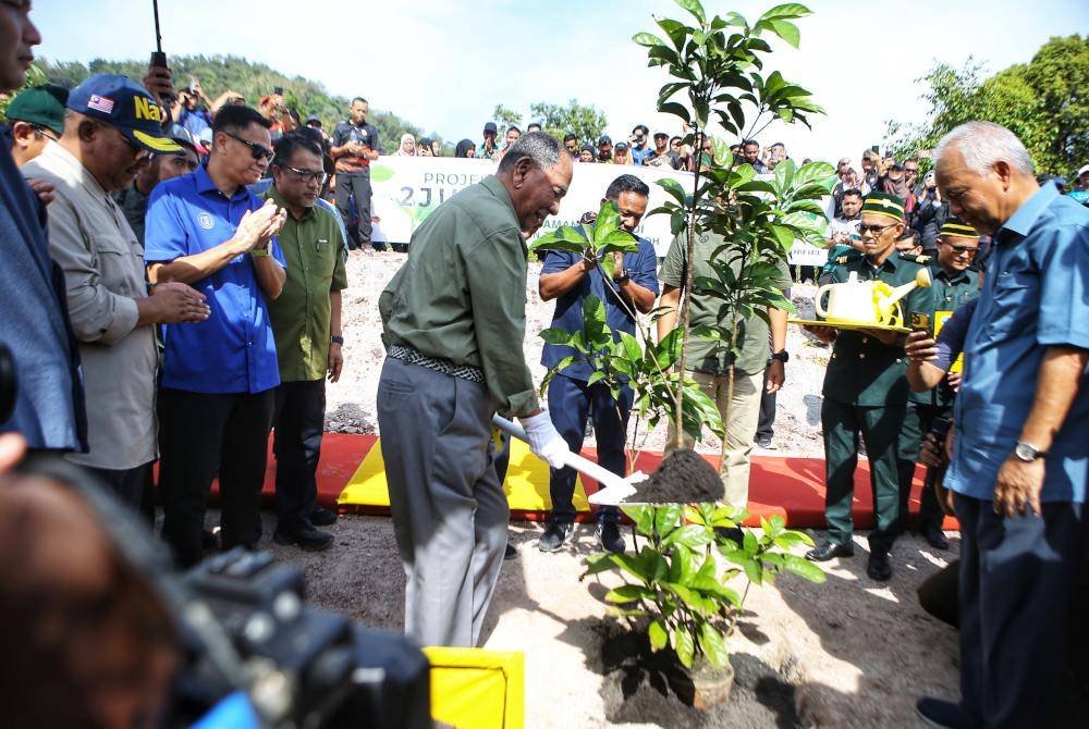 Sultan Sallehuddin menyempurnakan gimik pelancaran dengan menanam anak pokok tampoi pada Selasa.