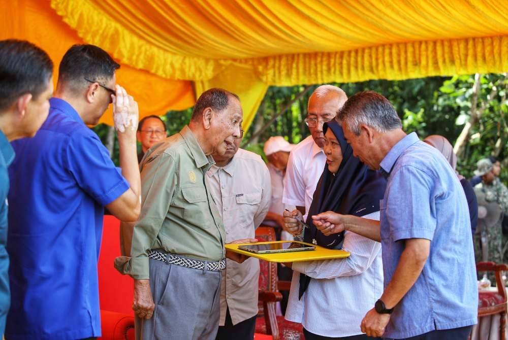 Sultan Sallehuddin berkenan mencemar duli merasmikan Majlis Pelancaran Projek 2 Juta Program Penanaman Pokok di Kompartmen 42 Hutan Simpan Pedu pada Selasa.