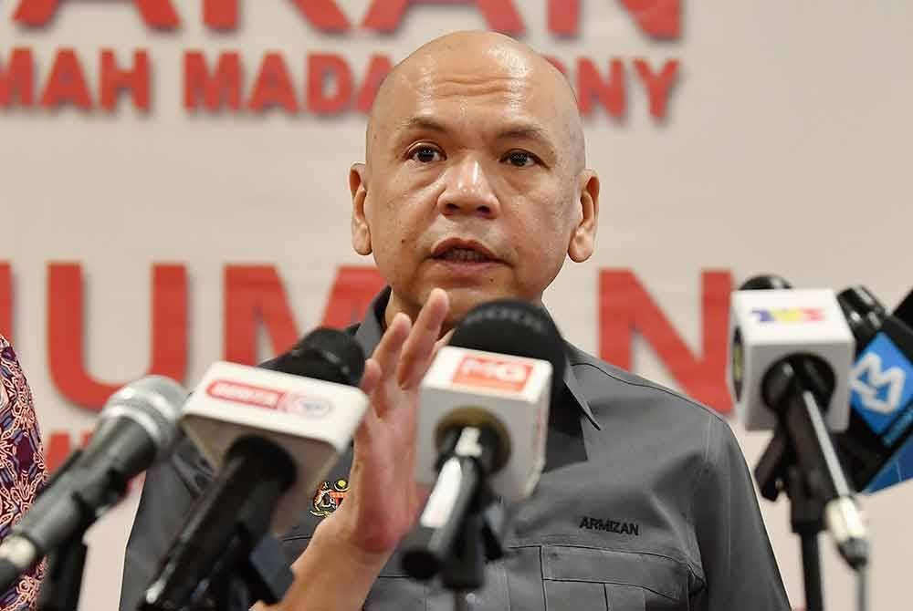 Armizan bercakap pada media di Pelancaran Program Jualan Rahmah Madani Dan Pengumuman Skim Harga Maksimum Musim Perayaan Tahun Baharu Cina 2025 di Pasar raya Lotus’s Teluk Intan pada Selasa. Foto Bernama