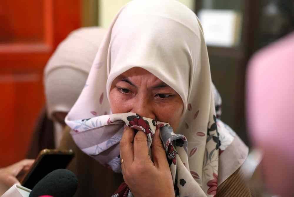 Faridah Abdul Karim, 44, isteri kepada OKU, Ahmad Nor Al Faizan Jusoh menceritakan mengenai kejadian yang menimpa suaminya semasa ditemui di Kuala Ibai. Foto Bernama