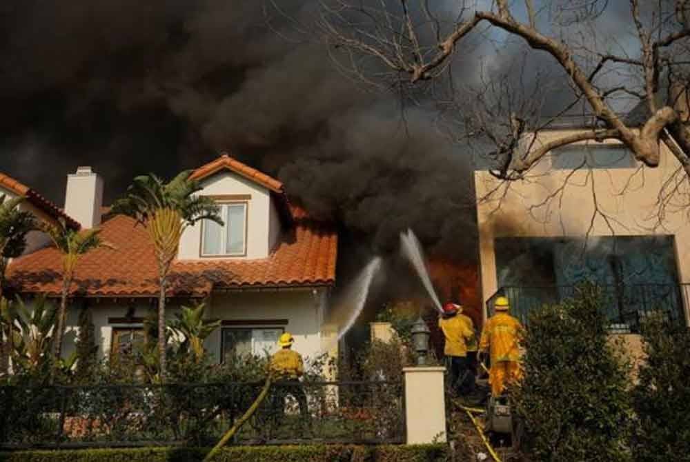 Beberapa kebakaran hutan berlaku di California pada 7 Jan, mengorbankan sekurang-kurangnya 27 orang.- Gambar fail/Reuters