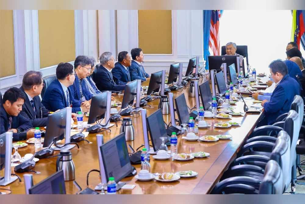 Menerusi hantaran di Facebook Ahmad Zahid (tengah) yang juga Pengerusi Jawatankuasa Majlis Pendidikan Teknikal dan Latihan Vokasional (TVET) Negara berkata, bidang itu memerlukan peningkatan agenda TVET, bagi melahirkan tenaga kerja mahir.