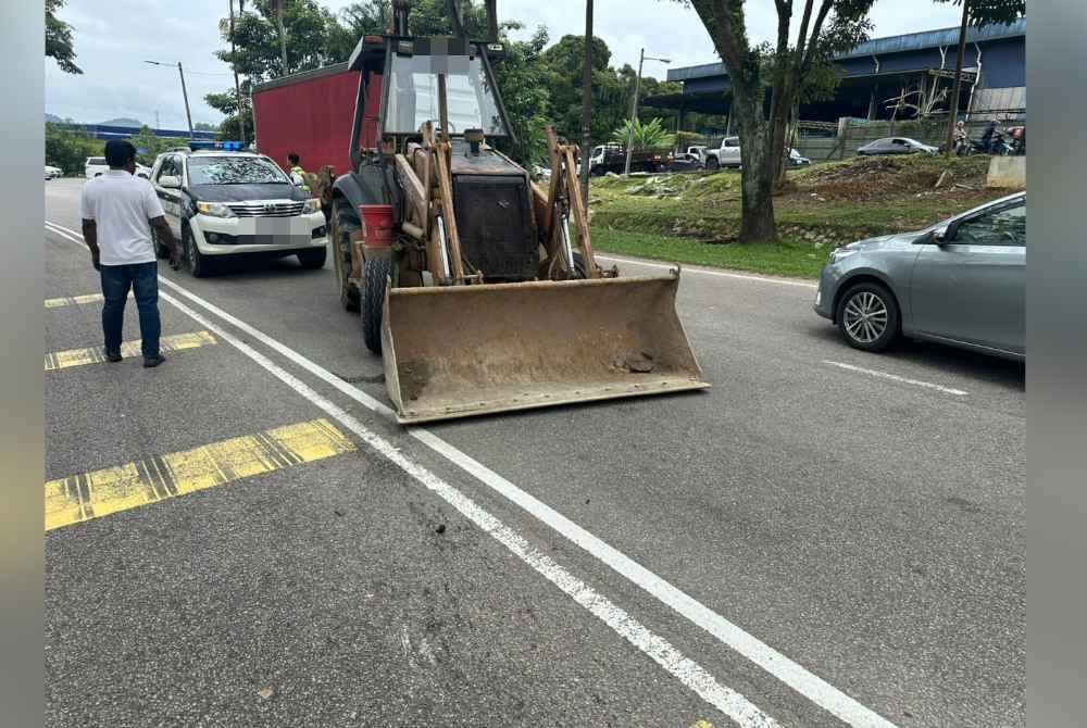 Seorang remaja perempuan maut selepas motosikal ditunggang teman lelakinya melanggar backhoe
di KM 41 Jalan Johor Bahru- Ayer Hitam pada Selasa. - Foto IPD Kulai