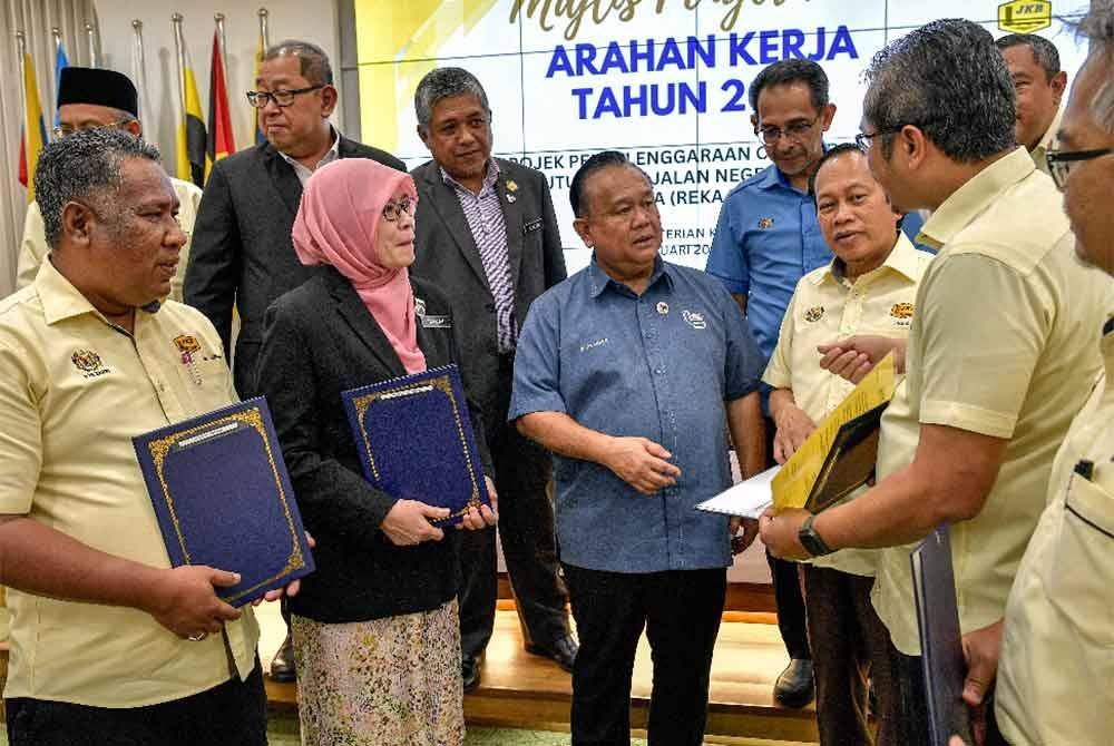 Menteri Kerja Raya, Datuk Seri Alexander Nanta Linggi (tengah) dan Timbalan Menteri Kerja Raya Datuk Seri Ahmad Maslan (tiga, kanan) beramah mesra dengan pengarah wakil-wakil negeri Jabatan Kerja Raya pada Majlis Penyerahan Arahan Kerja Bagi Kerja-kerja Pembaikan dan Pencegahan Cerun Tahun 2025 di Kementerian Kerja Raya pada Selasa.