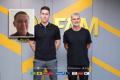 Friend (kiri) dan Duncan meletakkan sasaran Harimau Malaya layak ke Piala Dunia serta paling cergas di Asia. GAMBAR KECIL: Sadek