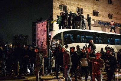 Rakyat Palestin meraikan pembebasan kira-kira 90 banduan yang dibebaskan oleh Israel pada awal pagi Isnin sebaik tiba di bandar Beitunia, Tebing Barat yang diduduki di pinggir Ramallah - Foto: AFP