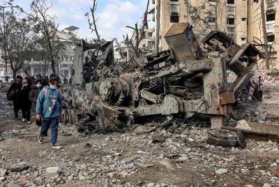 Orang ramai berjalan melepasi kemusnahan padah bangunan berhampiran Jalan Saftawi di Jabalia di utara Semenanjung Gaza sehari selepas perjanjian gencatan senjata dalam perang antara Israel dan Hamas berkuat kuasa - Foto: AFP