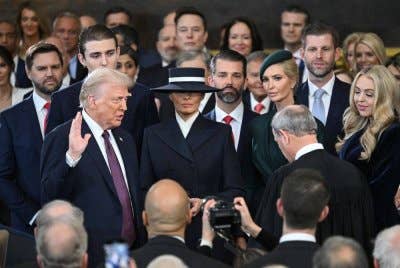 Trump turut diiringi Wanita Pertama, Melania dan ahli keluarganya ketika upacara mengangkat sumpah jawatan itu. Foto AFP