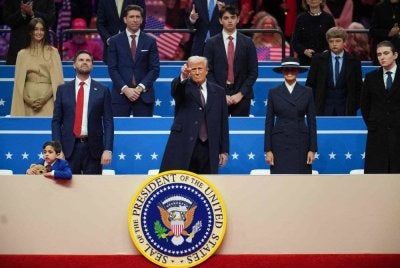 Trump memberi isyarat ketika dia tiba semasa perarakan perasmian tertutup di Arena Capital One di Washington, DC. Foto AFP