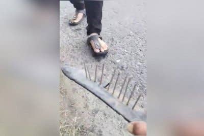 Objek tajam antara yang ditabur di atas jalan raya Jalan Semporna-Tawau.