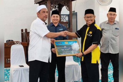 Syed Ibrahim (kiri) ketika hadir menyaksikan majlis penyerahan Masjid Kampung Telok Ira, Temerloh pada Isnin. Foto FB Syed Ibrahim Syed Ahmad