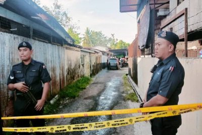 Anggota polis mengawal lokasi kejadian kebakaran yang mengorbankan dua nyawa di Jalan Kampung Tongkang Yard, Alor Setar pada pagi Selasa.