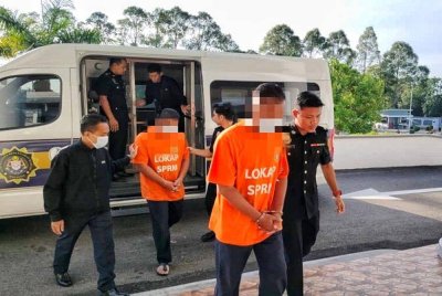 Kedua-dua tentera memakai baju lokap jingga tiba di pekarangan Mahkamah Majistret Melaka, di Ayer Keroh, di sini, pada Selasa.