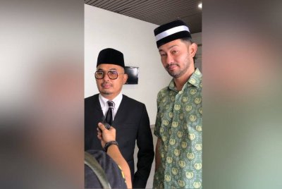 Fakhrul Azman (kiri) bersama Farid ketika ditemui di Mahkamah Syarie Kuala Lumpur pada Selasa untuk lantikan JKP bagi sebutan kes penceraian bersama isterinya, Diana Danielle.