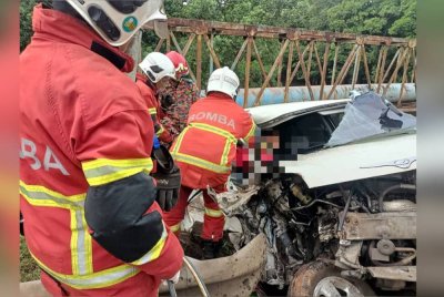 Anggota bomba membantu mengeluarkan seorang lelaki yang tersepit dalam kereta dinaiki selepas terlibat dalam nahas tujuh kenderaan di Jalan Kuantan-Kemaman pada Selasa.