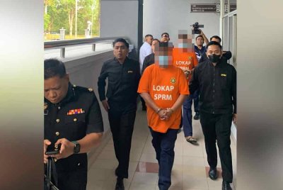 Suspek kes rasuah berjumlah RM600,000 melibatkan dua individu termasuk timbalan pengarah sebuah agensi kerajaan dibawa ke Mahkamah Majistret Jenayah 2, Seremban, Negeri Sembilan pada Selasa bagi permohonan reman.