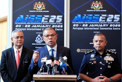 Saifuddin bercakap semasa sidang media di Sidang Kemuncak AISSE 2025: Memperkukuh Keselamatan Negara dan Serantau di Pusat Konvensyen Antarabangsa Putrajaya (PICC) pada Selasa. Foto Bernama