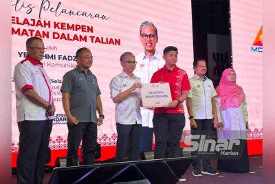 Fahmi (tiga dari kiri) menyampaikan sumbangan komputer riba kepada penuntut UMK. Foto Sinar Harian/ADILA SHARINNI WAHID