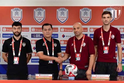 Badrul Afzan (dua, kiri) bersalam dengan Tavares selepas sidang media pada Selasa. Foto: Terengganu FC