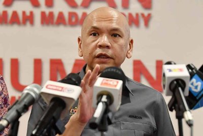 Armizan bercakap pada media di Pelancaran Program Jualan Rahmah Madani Dan Pengumuman Skim Harga Maksimum Musim Perayaan Tahun Baharu Cina 2025 di Pasar raya Lotus’s Teluk Intan pada Selasa. Foto Bernama