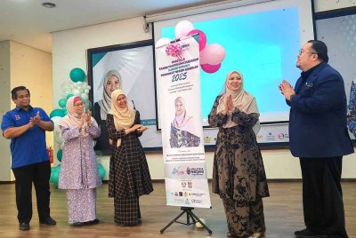 Juwairiya (dua dari kanan) dan Noorzunita (tiga dari kiri) merasmikan Sambutan Bulan Kesedaran Kanser Serviks Peringkat Negeri Sembilan 2025.