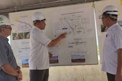 Akmal Nasrullah (kanan) mendengar taklimat berkaitan projek RTB Sungai Pendang pada Selasa.