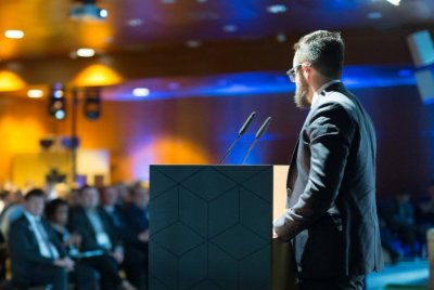 ILMUWAN sepatutnya menyampaikan ilmu yang dipelajarinya sebagai amanah yang dipertanggungjawabkan ke atasnya. Foto CANVA