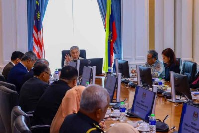 Ahmad Zahid (tengah) berkata, jenayah cetak rompak digital satu ancaman besar yang boleh melemahkan daya inovasi dan industri kreatif negara. Foto FB Ahmad Zahid