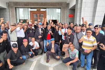 Sebahagian daripada ahli veteran ATM hadir ke Mahkamah Rayuan Putrajaya pada Selasa bagi mengikuti prosiding berhubung penyelarasan pencen pesara.