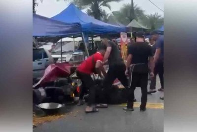 Tangkap layar video seorang lelaki Orang Kurang Upaya (OKU) dipukul di Pasar Tani Padang Astaka Chukai.