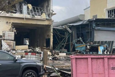 Lokasi kejadian kilang memproses bahan kimia yang meletup di kawasan Taman Perindustrian Kapar Indah, Klang, Selangor pada Isnin. Foto: Jabatan Bomba dan Penyelamat Malaysia.