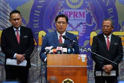 Azam Baki (tengah) dalam sidang media perkembangan kes-kes terkini yang disiasat SPRM di Ibu Pejabat SPRM Putrajaya pada Selasa.