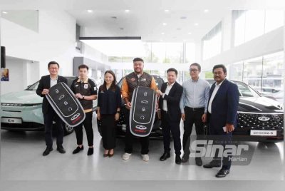 Menteri Belia dan Sukan, Hannah Yeoh (tiga dari kiri) bersama jaguh Paralimpik negara, Muhammad Ziyad (tengah) serta Liek Hou (dua dari kiri) pada Majlis Penyerahan Kenderaan Kepada Pemenang Pingat Sukan Paralimpik Paris 2024 di Chery Glenmarie Showroom, Shah Alam pada Selasa. Foto Sinar Harian - ROSLI TALIB