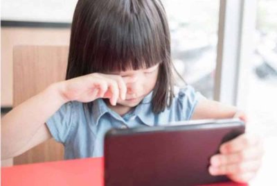 Singapura telah memperkenalkan langkah lebih ketat bagi mengawal penggunaan skrin dalam kalangan kanak-kanak di sekolah dan prasekolah. Gambar hiasan