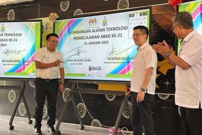 Kah Woh (dua dari kanan) ketika Majlis Penyerahan ‘Smart Board’ yang disumbangkan pihak swasta kepada 13 sekolah dalam daerah Timur Laut, pada Selasa.