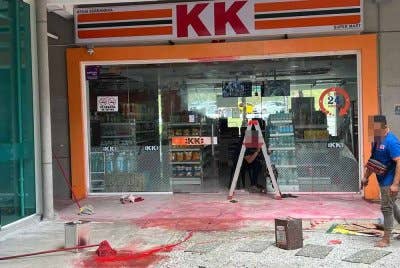 Keadaan premis KK Mart yang disimbah dengan cat merah.