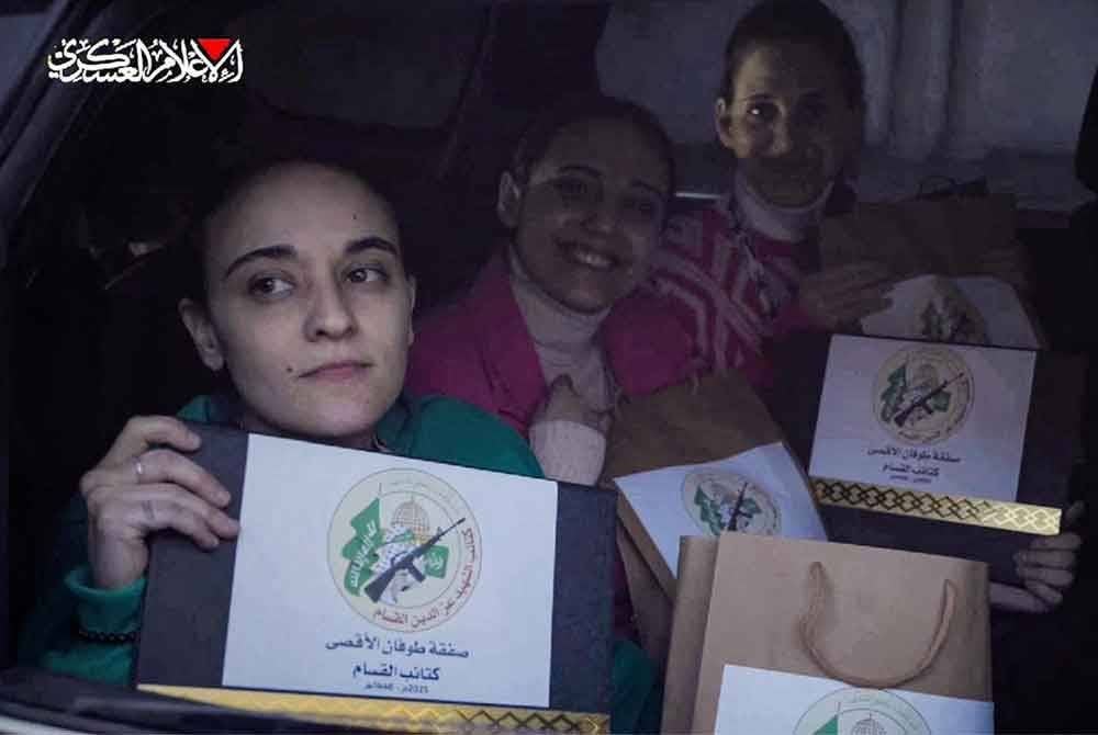 Reaksi gembira mereka ketika menunjukkan 'sijil pembebasan' tersebut. Foto Agensi