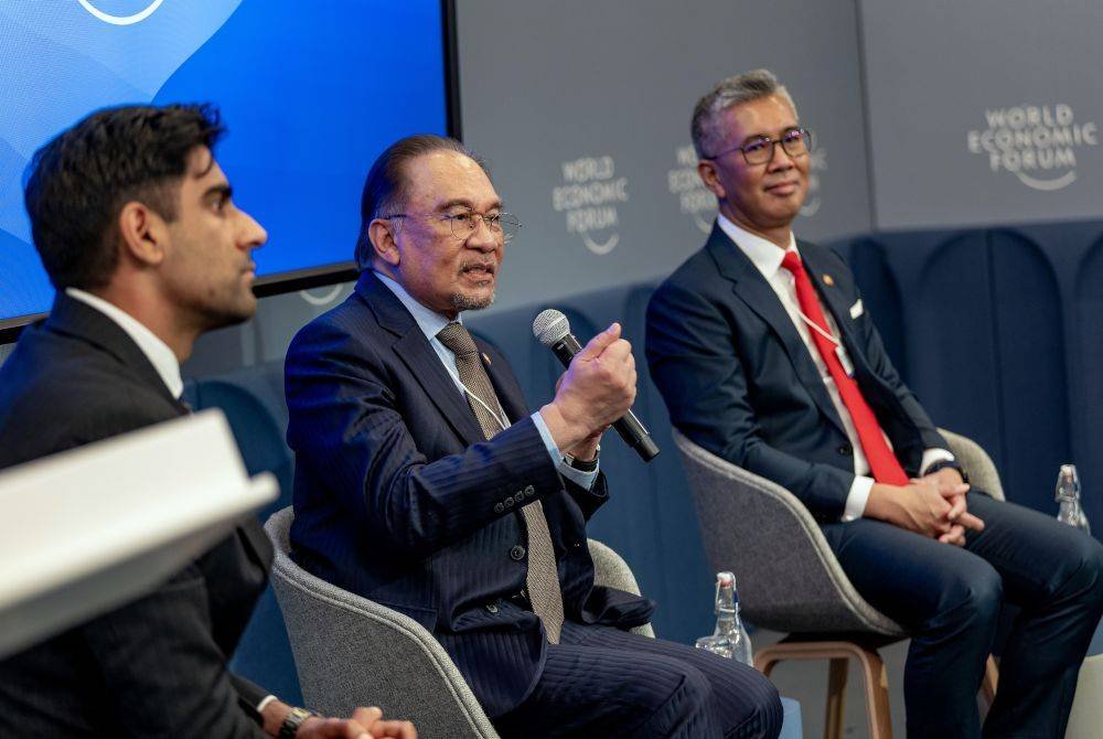 Anwar bercakap pada sesi 'Country Strategy Dialogue' sempena Sidang Kemuncak Tahunan Forum Ekonomi Dunia (WEF) 2025, di Davos, Switzerland pada Selasa. Turut hadir Menteri Pelaburan, Perdagangan dan Industri Tengku Datuk Seri Zafrul Tengku Abdul Aziz (kanan). Foto Bernama