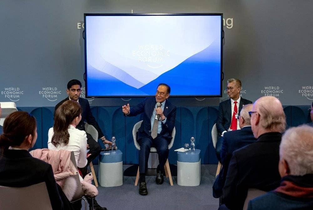 Anwar bercakap pada sesi 'Country Strategy Dialogue' sempena Sidang Kemuncak Tahunan Forum Ekonomi Dunia (WEF) 2025, di Davos, Switzerland pada Selasa. Foto Bernama