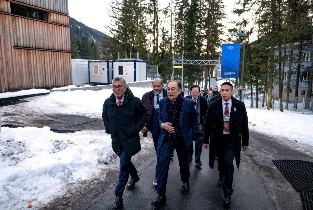 Anwar berjalan untuk menghadiri sesi taklimat media bertajuk 'Unlocking ASEAN's Digital Future: Driving Inclusive Growth and Global Competitiveness' di Sidang Kemuncak Tahunan Forum Ekonomi Dunia (WEF) 2025 di Davos, Switzerland pada Selasa. Turut sama Menteri Pelaburan, Perdagangan dan Industri Tengku Datuk Seri Zafrul Abdul Aziz (kiri) dan Menteri Digital Gobind Singh Deo (dua, kiri). Foto Bernama
DAVOS (Switzerland), Jan 22 -- Prime Minister Datuk Seri Anwar Ibrahim walking to attend a media briefing titled 'Unlocking ASEAN's Digital Future: Driving Inclusive Growth and Global Competitiveness' at the Annual World Economic Forum (WEF) 2025 Summit here today.
Also present were Minister of Investment, Trade and Industry Tengku Datuk Seri Zafrul Abdul Aziz (left) and Minister of Digital Gobind Singh Deo (second, left).
--fotoBERNAMA (2025) COPYRIGHT RESERVED