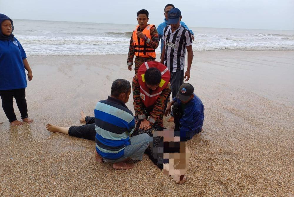 Seorang wanita dan anak saudaranya manakala empat lagi ahli keluarga mereka terselamat dalam kejadian lemas di Pantai Bayu Impian, Bayu Damai Kota Tinggii, pada petang Selasa. Foto JBPM