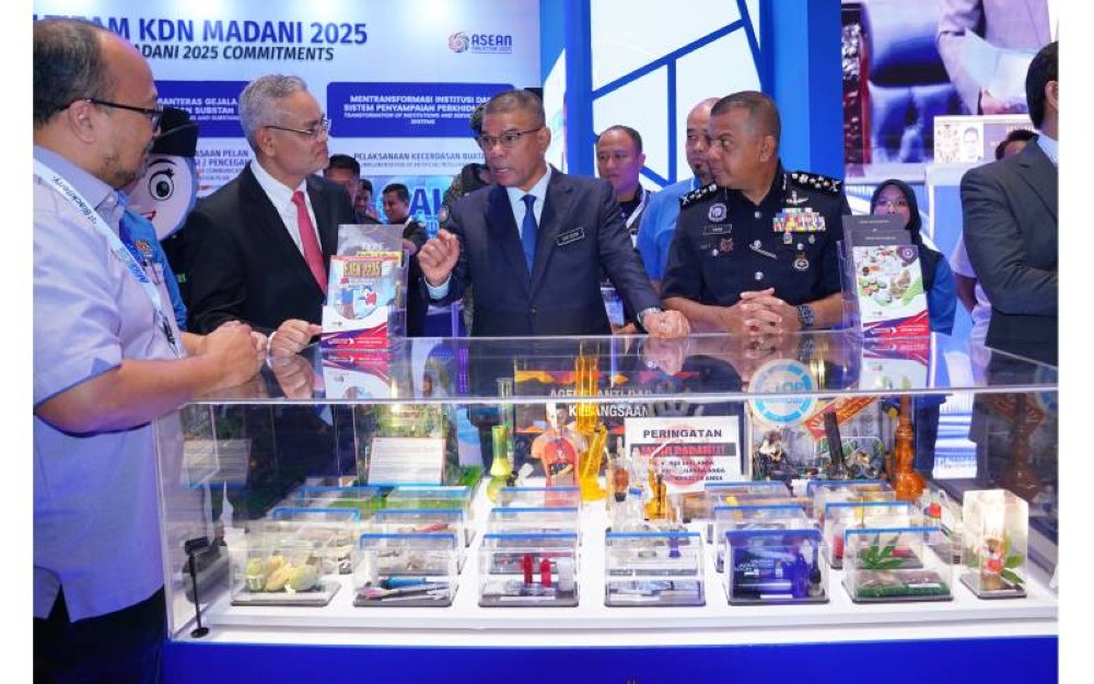 Saifuddin (dua dari kanan) melawat ruang pameran AISSE'25 di PICC pada Selasa.