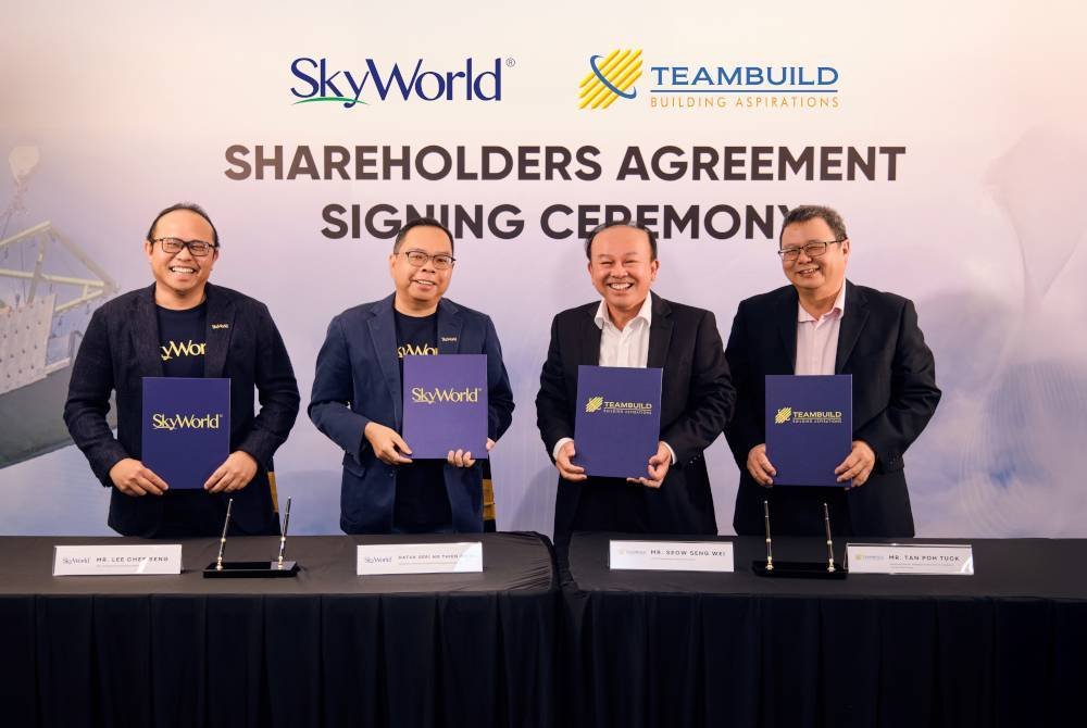 Dari kiri: Chee Seng, Thien Phing, Seng Wei dan Poh Tuck pada Majlis Menandatangani Perjanjian Pemegang Saham antara SkyWorld Development Berhad dan Teambuild
Holding (S) Pte Ltd.