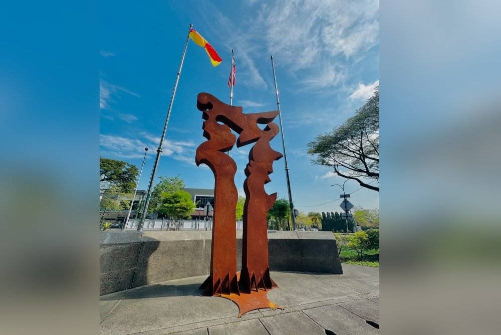 Arca seni Yusof di hadapan bangunan Pustaka Raja Tun Uda Seksyen 13, Shah Alam. Foto Facebook Selangor Royal Office