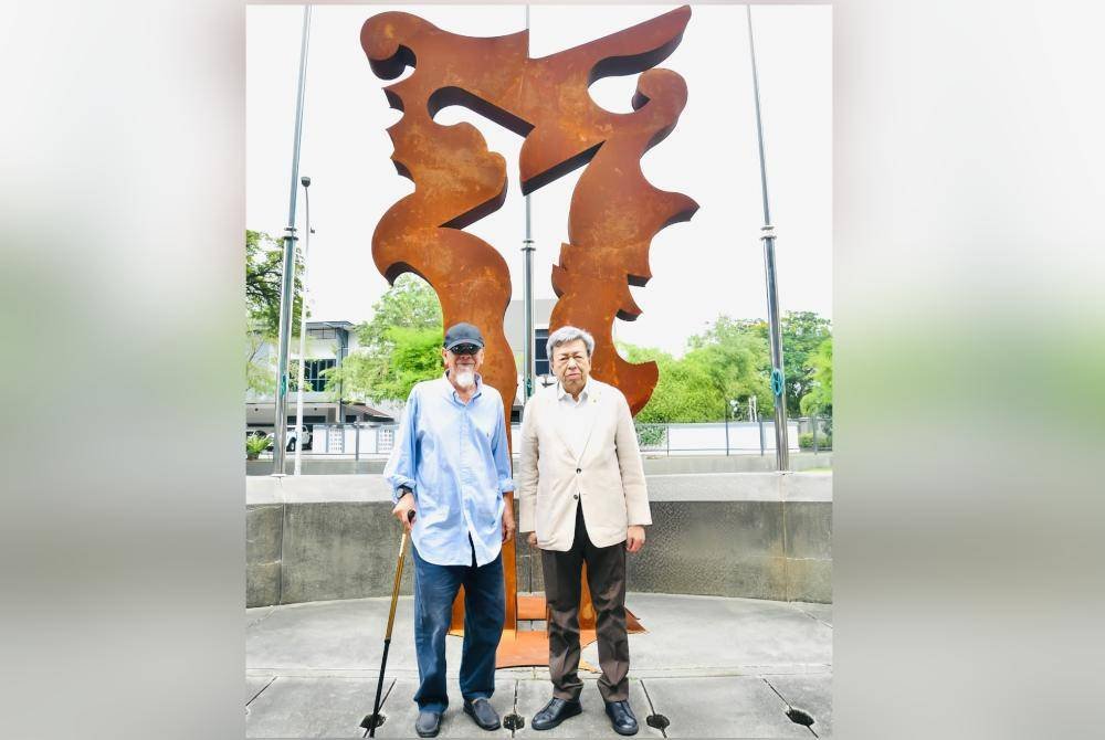 Sultan Selangor, Sultan Sharafuddin Idris Shah berkenan abadikan gambar kenangan bersama arca seni Yusof (kiri). Foto Facebook Selangor Royal Office