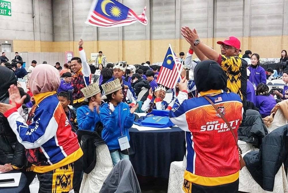 Keceriaan pasukan robotik SK Permatang Keledang, Pekan selepas diumumkan memenangi pingat emas dalam kategori terbabit. Foto: Facebook PPD Pekan